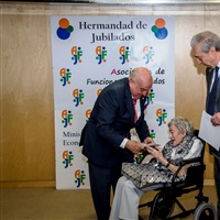 Dolores Mañeru recibe la Medalla de la Hermandad