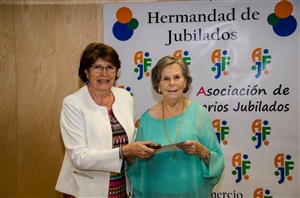 Antonia Carmena entrega la Medalla de la Hermandad a Marí Jacinta Péramos